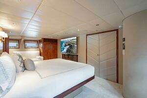 2009 Crystal Yachts Enclosed Pilothouse thumbnail 16