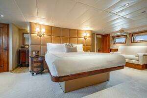 2009 Crystal Yachts Enclosed Pilothouse thumbnail 15