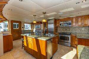 2009 Crystal Yachts Enclosed Pilothouse thumbnail 12