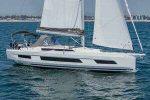 93 2024 Dufour D41 Yacht For Sale in Marina del Rey CA