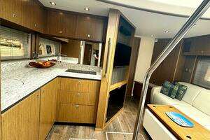 2017 Sea Ray 510 Sundancer thumbnail 28