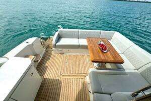 2017 Sea Ray 510 Sundancer thumbnail 3