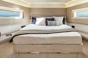 2025 Beneteau Oceanis Yacht 54 thumbnail 25