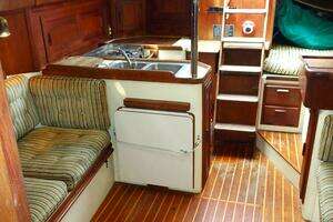 1983 Pacific Seacraft 37 thumbnail 3