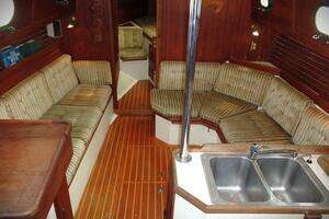 1983 Pacific Seacraft 37 thumbnail 2