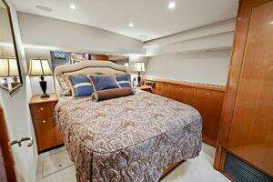 Easy Going 2005 Viking 52 Convertible Yacht For Sale in Brooklyn NY