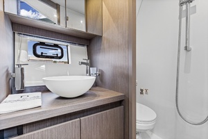 2022 Beneteau 41 Grand Turismo War Downs Eagle Guest Head (1)