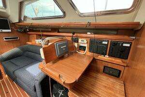 2008 Hunter 41 Deck Salon thumbnail 12