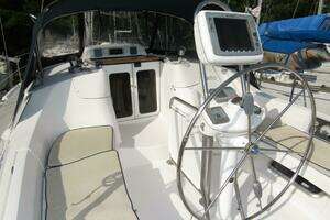 2008 Hunter 41 Deck Salon thumbnail 8