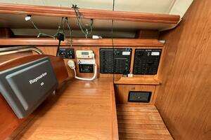 2008 Hunter 41 Deck Salon thumbnail 13