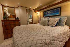 2017 Viking 66 Convertible thumbnail 19