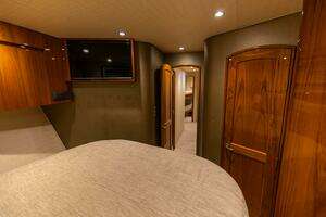 2017 Viking 66 Convertible thumbnail 32