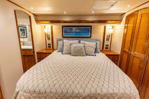 2017 Viking 66 Convertible thumbnail 5