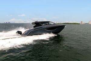 2023 Cruisers Yachts 42 GLS OB thumbnail 10