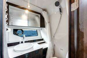 2023 Cruisers Yachts 42 GLS OB thumbnail 18