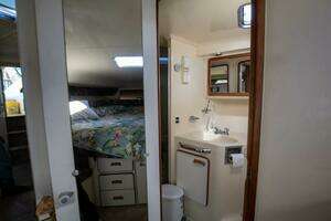1990 Sea Ray 420 Sundancer thumbnail 28
