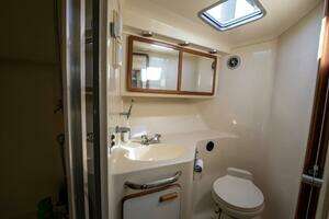 1990 Sea Ray 420 Sundancer thumbnail 31