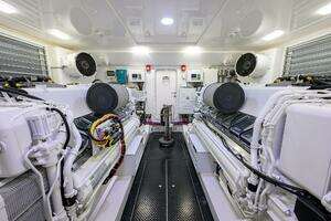 2020 Viking 92 Enclosed Bridge thumbnail 45