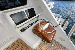 2020 Viking 92 Enclosed Bridge thumbnail 43