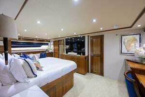 2020 Viking 92 Enclosed Bridge thumbnail 12