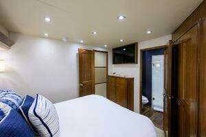 2020 Viking 92 Enclosed Bridge thumbnail 29