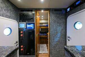 2020 Viking 92 Enclosed Bridge thumbnail 37