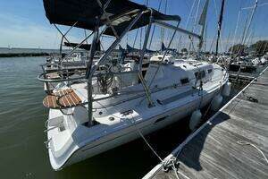 2004 Hunter 33 thumbnail 5
