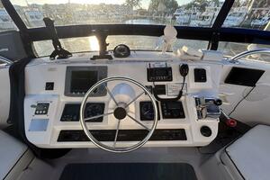 39' Mainship flybridge helm2