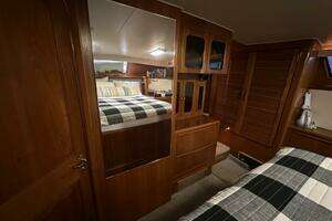 1989 Viking 44 Motor Yacht thumbnail 31