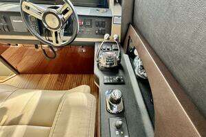 2017 Sea Ray L590 thumbnail 24