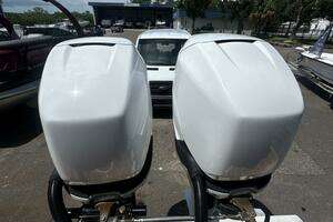 2006 Jupiter 31 CC Forward Seating thumbnail 9