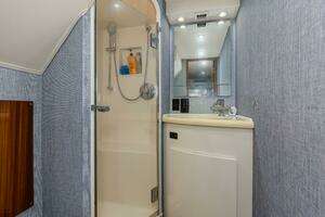 2001 Viking 65 Enclosed Bridge thumbnail 26