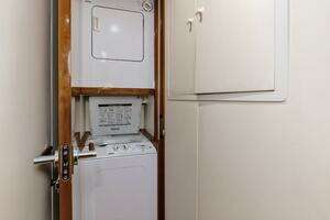 2001 Viking 65 Enclosed Bridge thumbnail 16