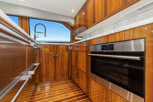 2001 Viking 65 Enclosed Bridge thumbnail 10
