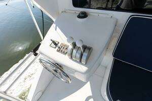 2001 Viking 65 Enclosed Bridge thumbnail 30