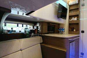 2024 Boston Whaler 420 Outrage thumbnail 10