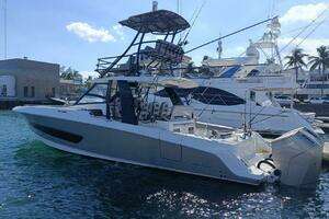 2024 Boston Whaler 420 Outrage thumbnail 1