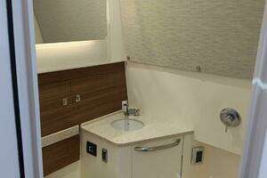 2024 Boston Whaler 420 Outrage thumbnail 12