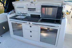 2024 Boston Whaler 420 Outrage thumbnail 8