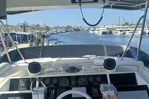 1997 Sea Ray 550 Sedan Bridge thumbnail 9