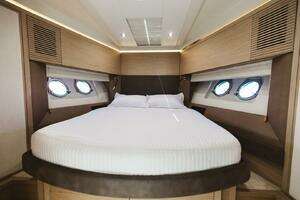 2015 Beneteau Monte Carlo 5 thumbnail 29