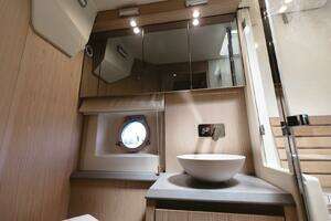 2015 Beneteau Monte Carlo 5 thumbnail 22