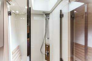 2015 Beneteau Monte Carlo 5 thumbnail 23