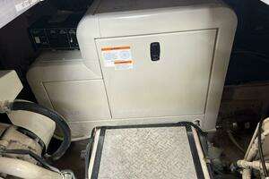 2000 Carver 396 Motor Yacht thumbnail 30