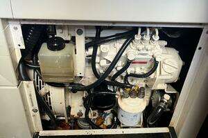 2000 Carver 396 Motor Yacht thumbnail 37