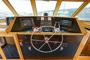 1989 Hatteras 80 Cockpit Motor Yacht thumbnail 34
