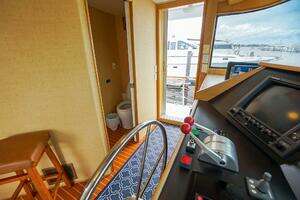 1989 Hatteras 80 Cockpit Motor Yacht thumbnail 39