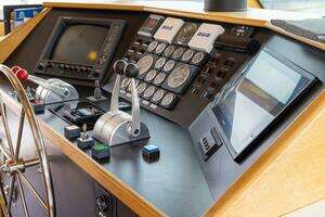 1989 Hatteras 80 Cockpit Motor Yacht thumbnail 10