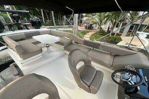 2017 Marquis 500 Sport Yacht thumbnail 15