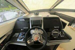 2017 Marquis 500 Sport Yacht thumbnail 33
